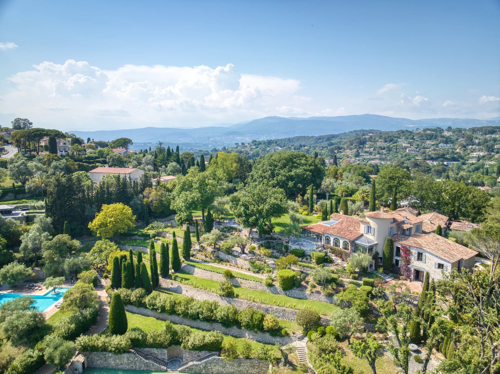 Le mas et ses terrasses d’oliviers, les collines de l’arrière-pays